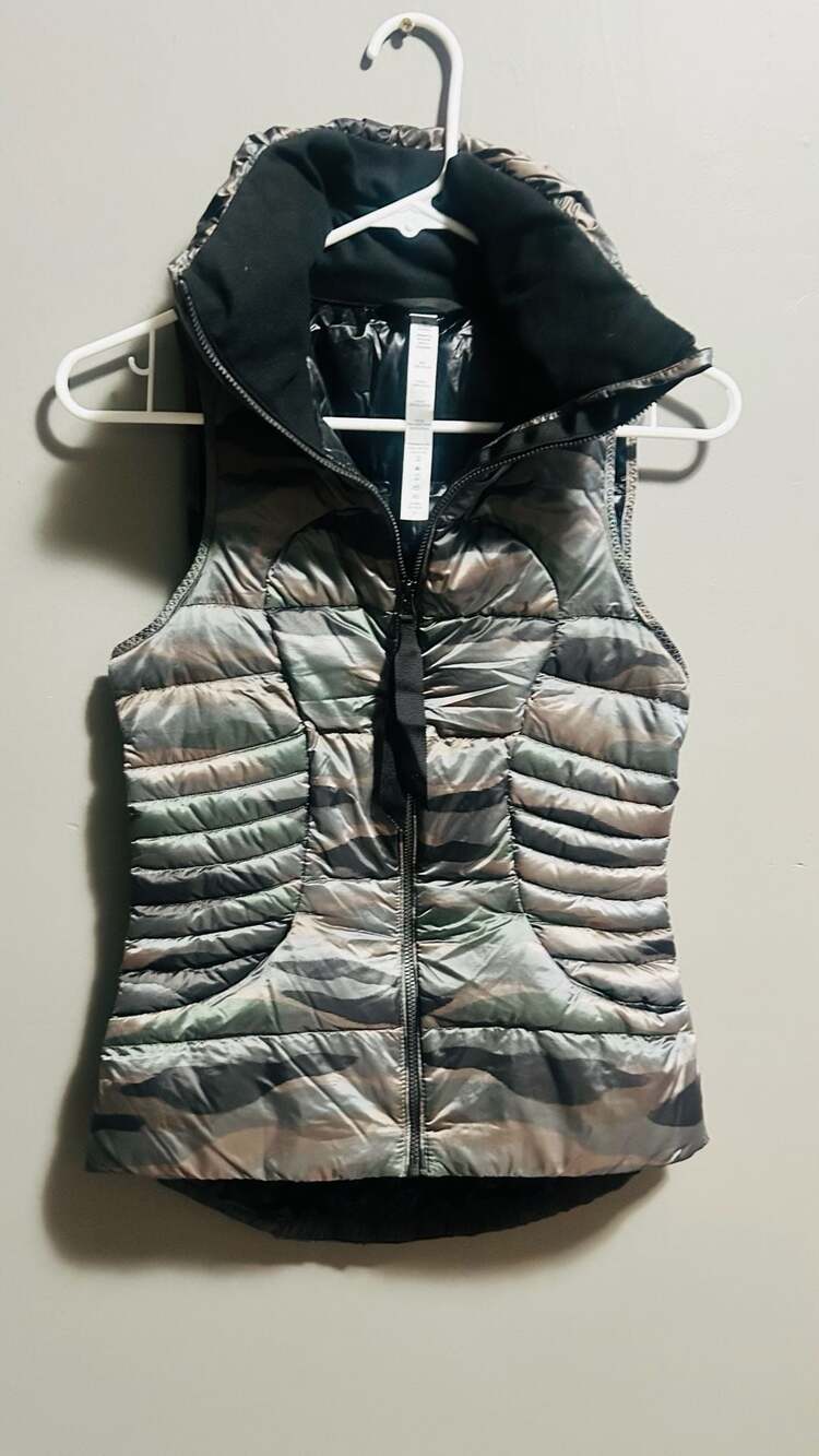Lululemon Fluffin Awesome Vest Size 2 Camo Puffer